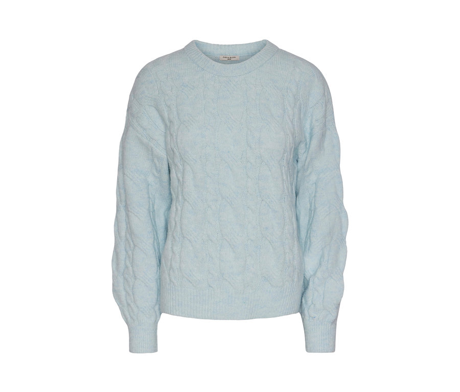 Hellblauer Strickpullover.