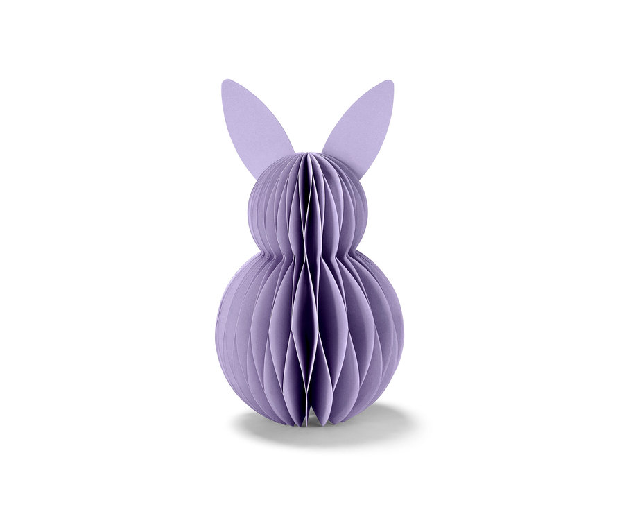 Ein Papier-Osterhase steht auf einem weißen Hintergrund.