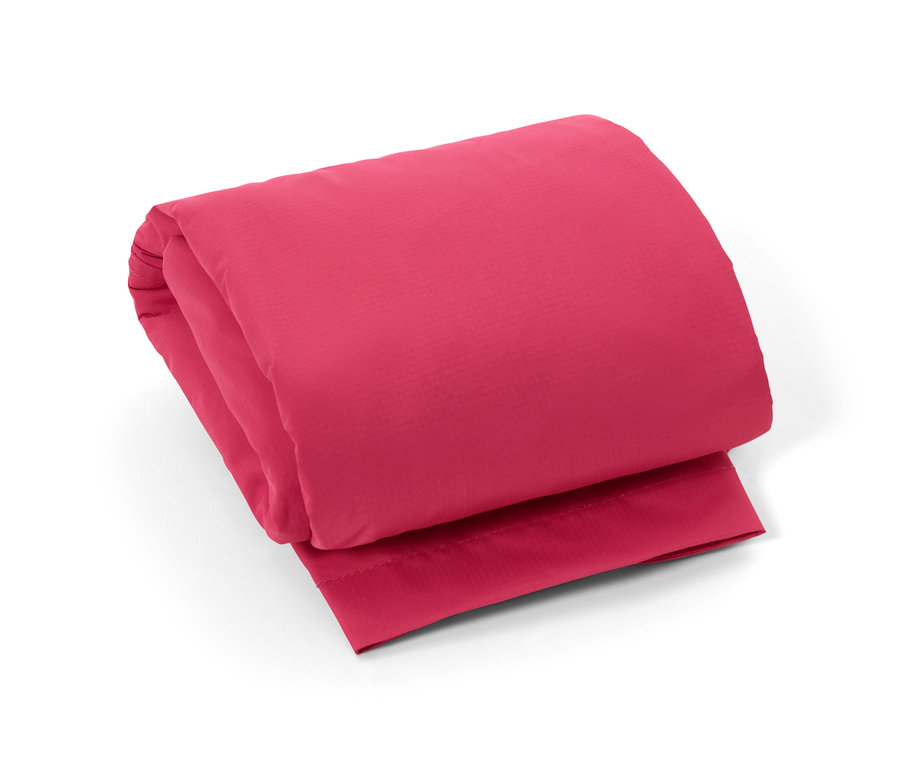 Zusammengelegte, pinke Regenjacke.