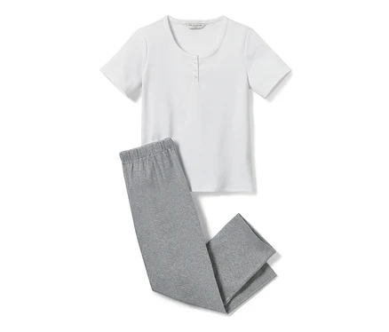 Kinder-Ripp-Pyjama, ein weißes Kurzarmshirt und eine graue Hose.
