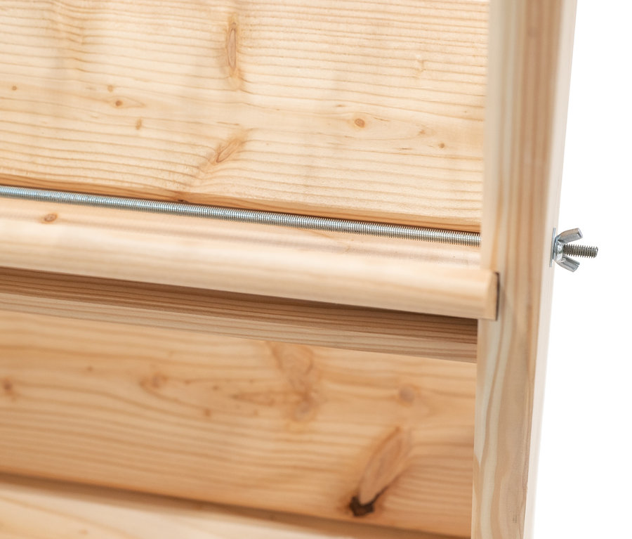 Detailaufnahme eines Premium-Kräuterregals mit Rankgitter, Gr. L, das eine Holzstruktur, eine Metallstange und eine Flügelmutter zeigt.