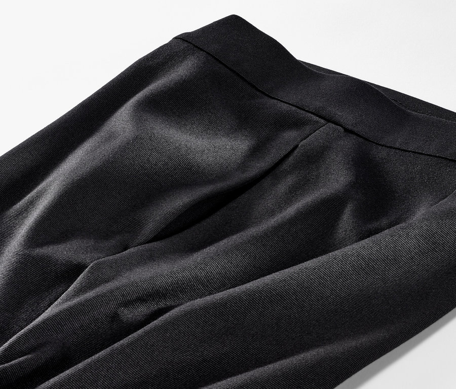 Detailaufnahme einer schwarzen Komfort-Jerseyhose.