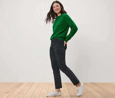 Frau posiert in grünem Pullover und bedruckter Straight Jeans – Fit »Kira«.