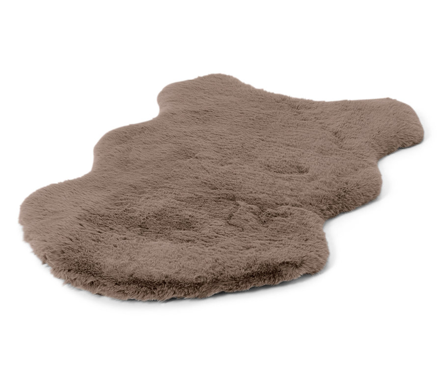 Ein Deko-Kunstfell liegt auf einem weißen Hintergrund.