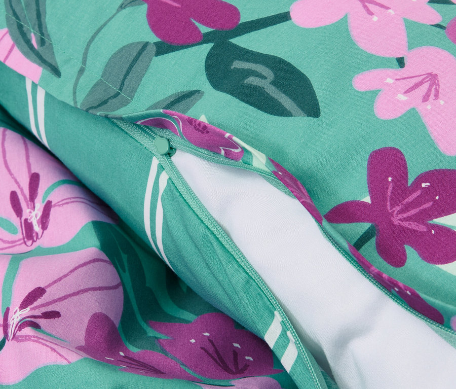Detailansicht von mint floraler Renforcé-Bettwäsche mit Reißverschluss.