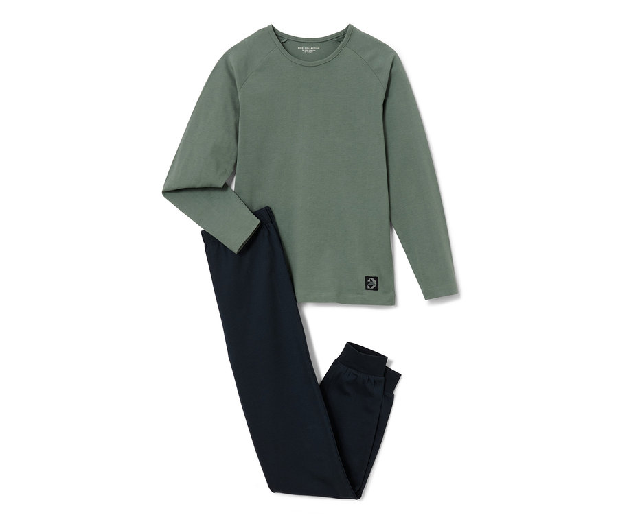 Ein 2 Kinder-Pyjamas Set mit einem grünen Langarmshirt und einer dunkelblauen Hose.