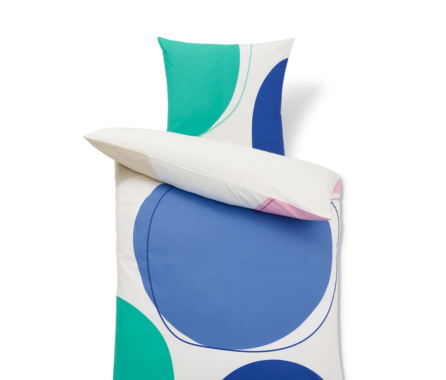 Detailaufnahme von Perkal-Bettwäsche mit bunten Kreisen.