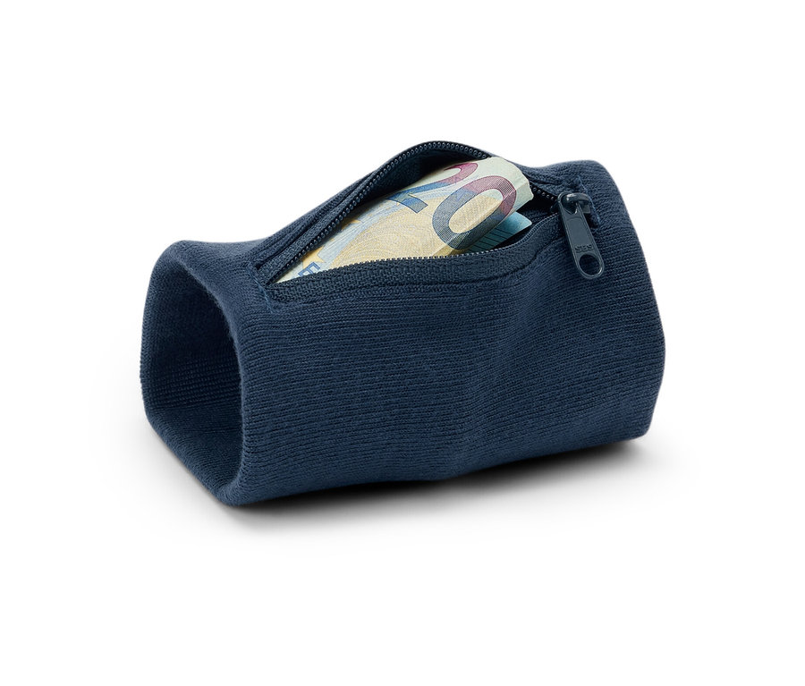 Nahaufnahme einer marineblauen Sicherheits-Geldbörse für das Handgelenk mit einem Zwanzig-Euro-Schein, die auf einem weißen Hintergrund liegt.