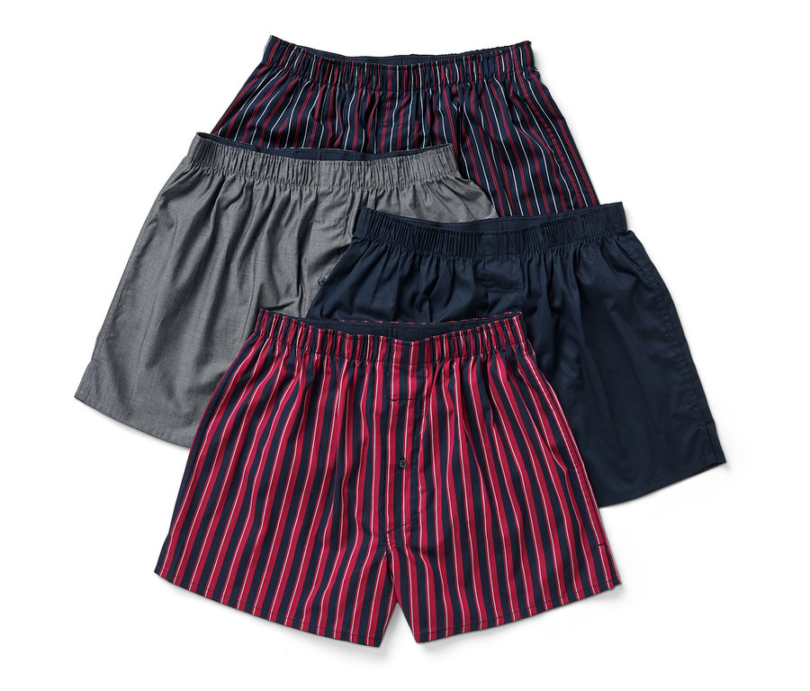 Vier Web-Boxershorts liegen übereinander.