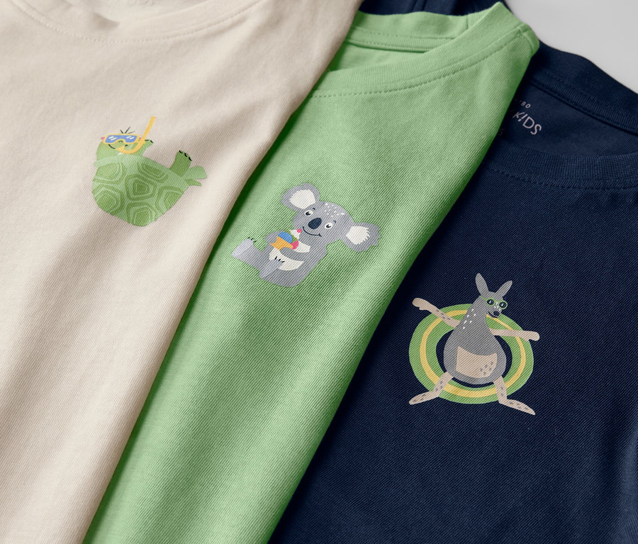 Drei Kinder-T-Shirts: beige mit Schildkröte mit Brille, grün mit Koala und dunkelblau mit Känguru.