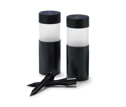 Zwei Solar-Säulen und zwei Erdspieße.