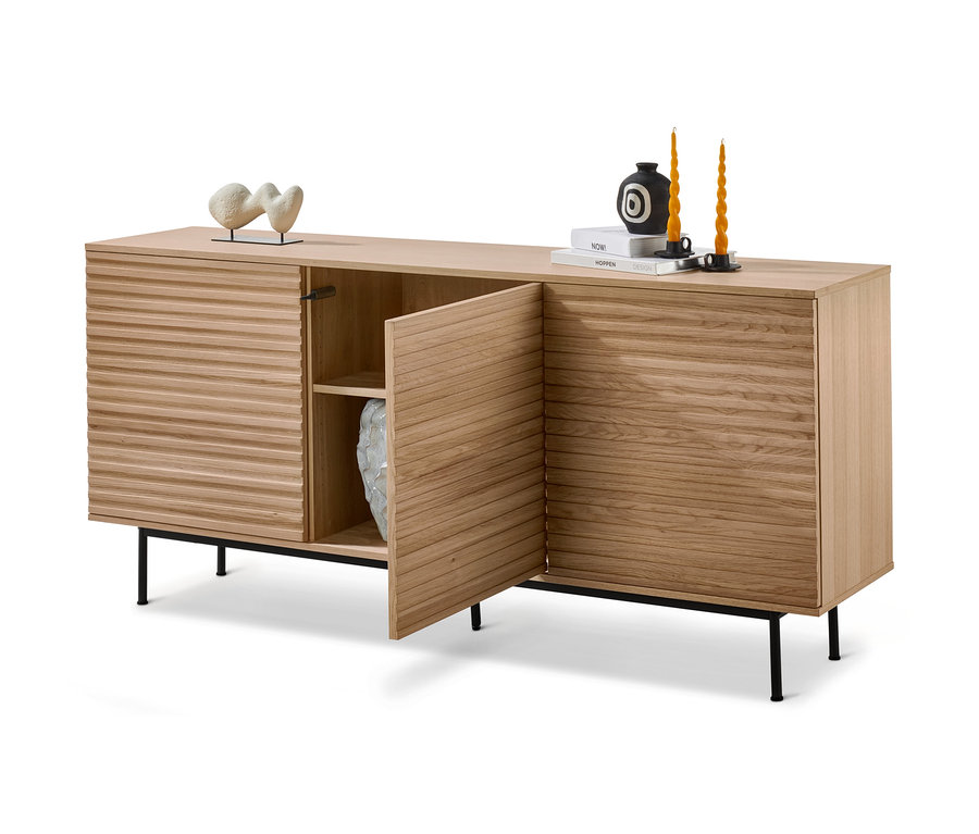 Sideboard »Finnsbo« mit Lamellenoptik mit drei Türen, von denen eine geöffnet ist.
