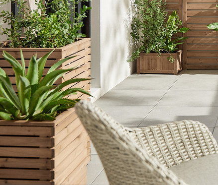 Terrasse mit Paravent mit Pflanzkästen »Tinus«, Gartenschrank mit Handtuchhalter, 2 Pflanzsäulen »Tinus« und zusammenklappbarem Regal »Tinus«.