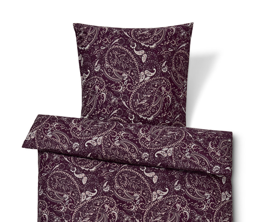 Lila Bettwäsche mit Blumenmuster.