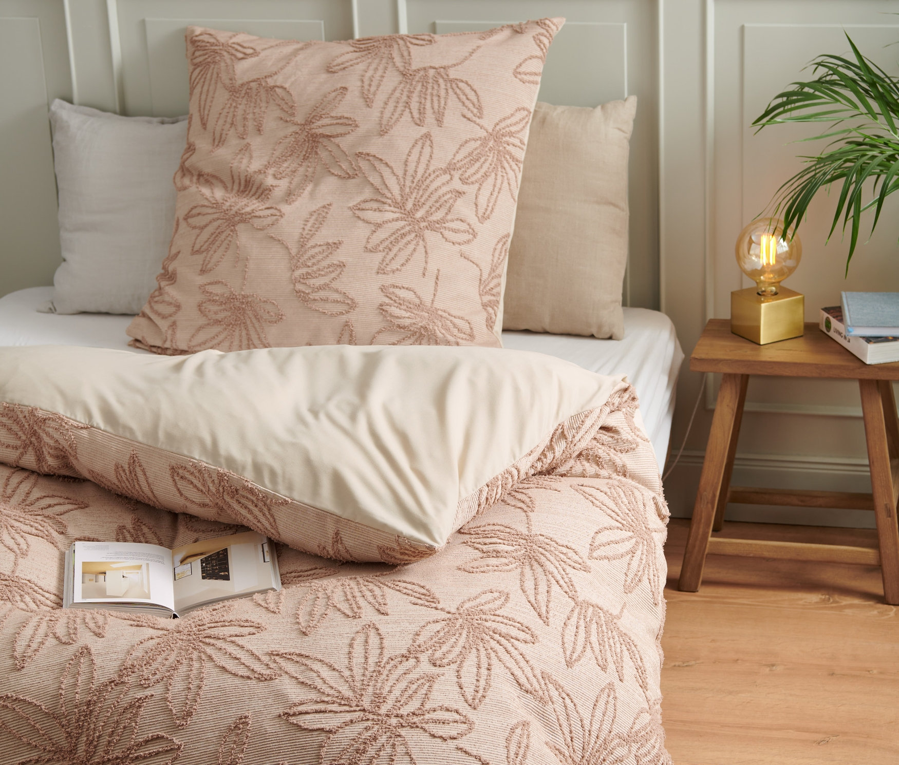 Bettwäsche mit getufteter Verzierung in Normal-, Über- und Doppelgröße mit Blumenmuster.