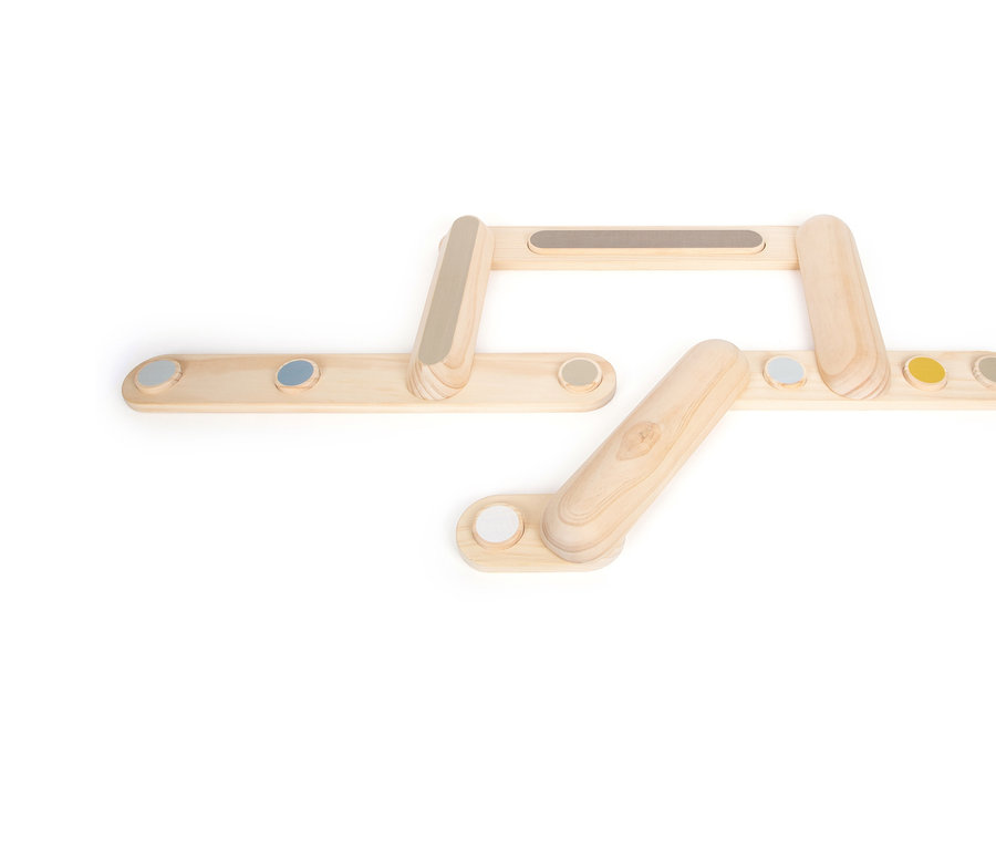 Zwei small foot Balancierstege »Adventure« liegen auf einem weißen Hintergrund.