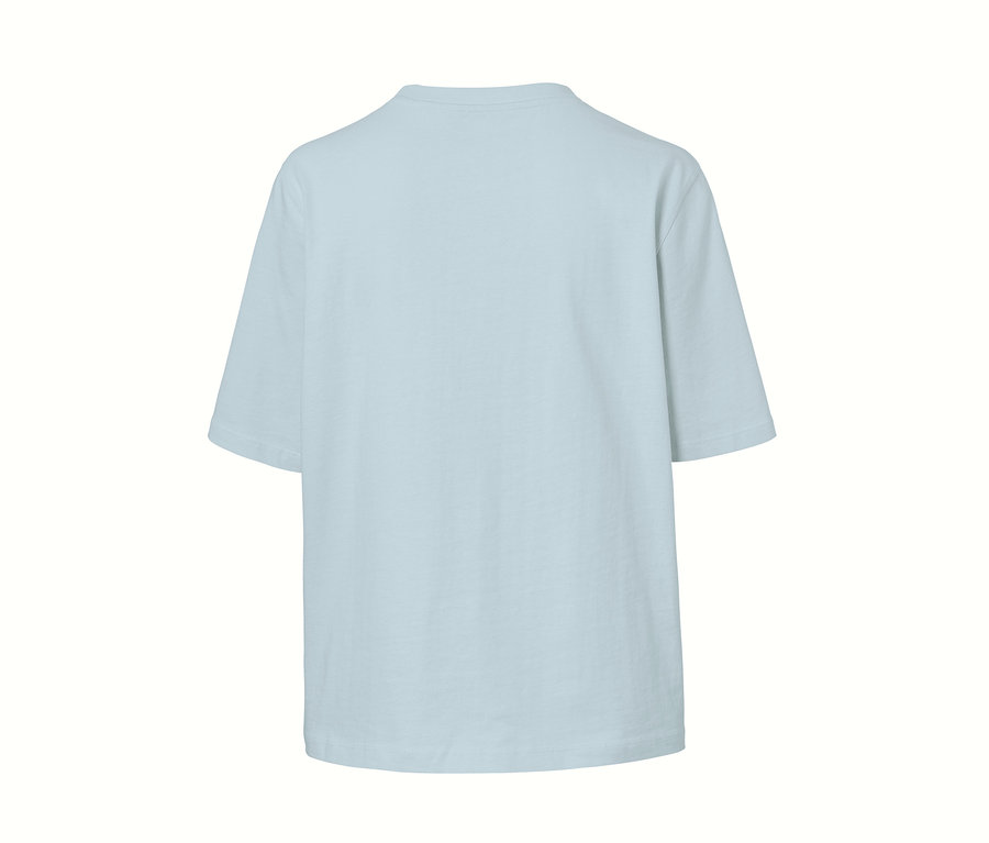 Detailansicht eines hellblauen Oversized-Shirts.