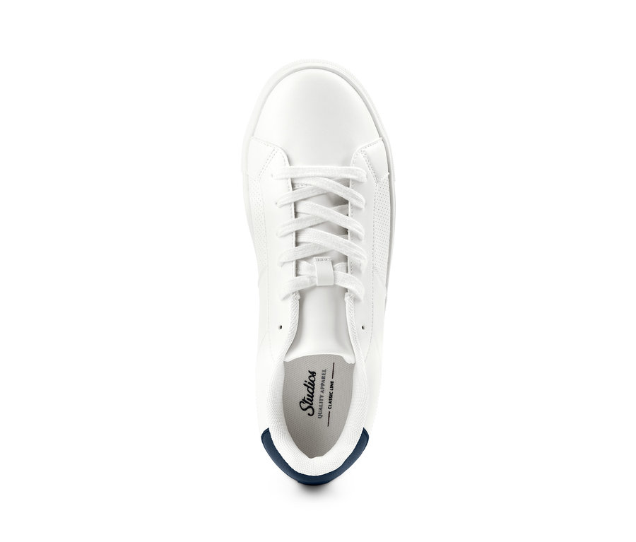 Detailaufnahme von oben von einem weißen Sneaker.