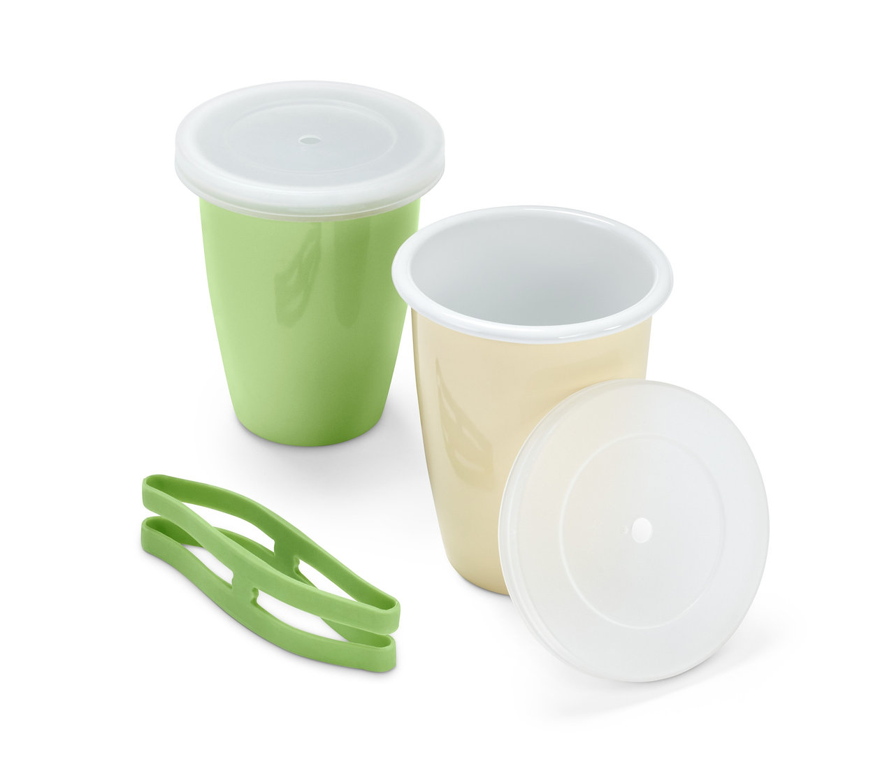 Zwei Picknickbecher mit Deckel, einer grün und einer cremefarben, sowie ein grüner Becherhalter.