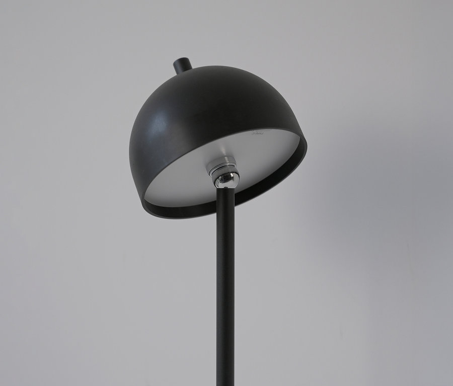 Nahaufnahme der SCHÖNER WOHNEN-Kollektion Akku-Tischleuchte »Bellis«, schwarz, mit halbkugelförmigem Lampenschirm auf schlankem Ständer.