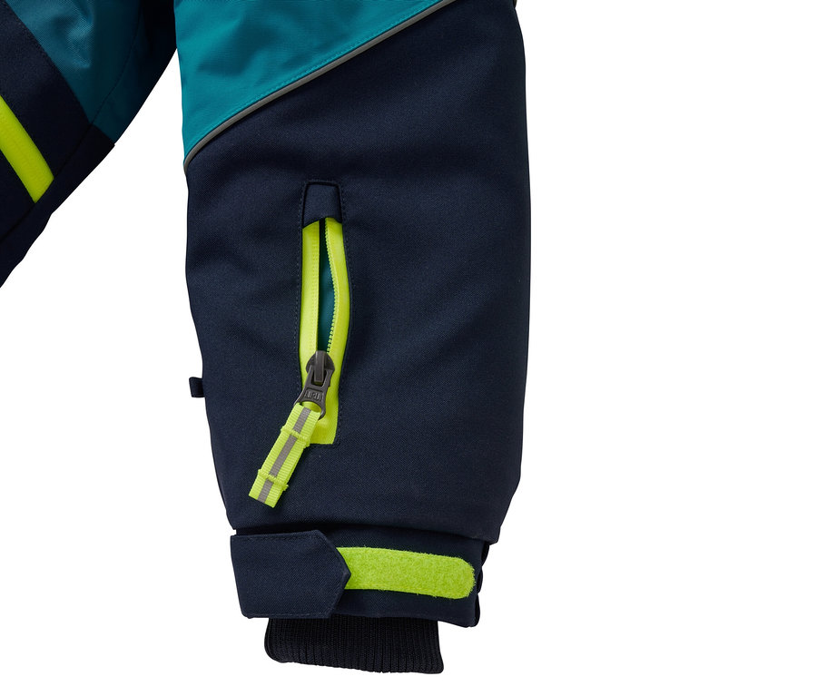 Detail einer blau-türkisen Jacke mit gelben Reißverschlüssen und Streifen.