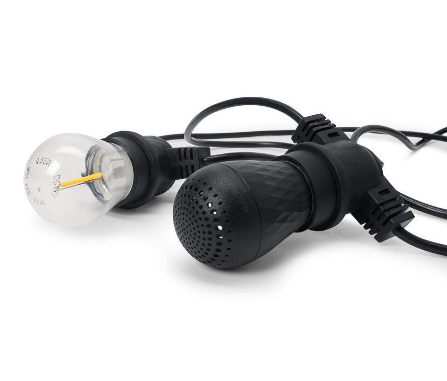 Detailaufnahme einer LED-Outdoor-Lichterkette mit 2 Bluetooth®-Lautsprechern.