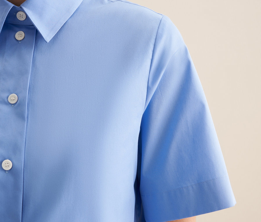 Detail einer hellblauen Seidensticker Kurzarm-Bluse für Damen.