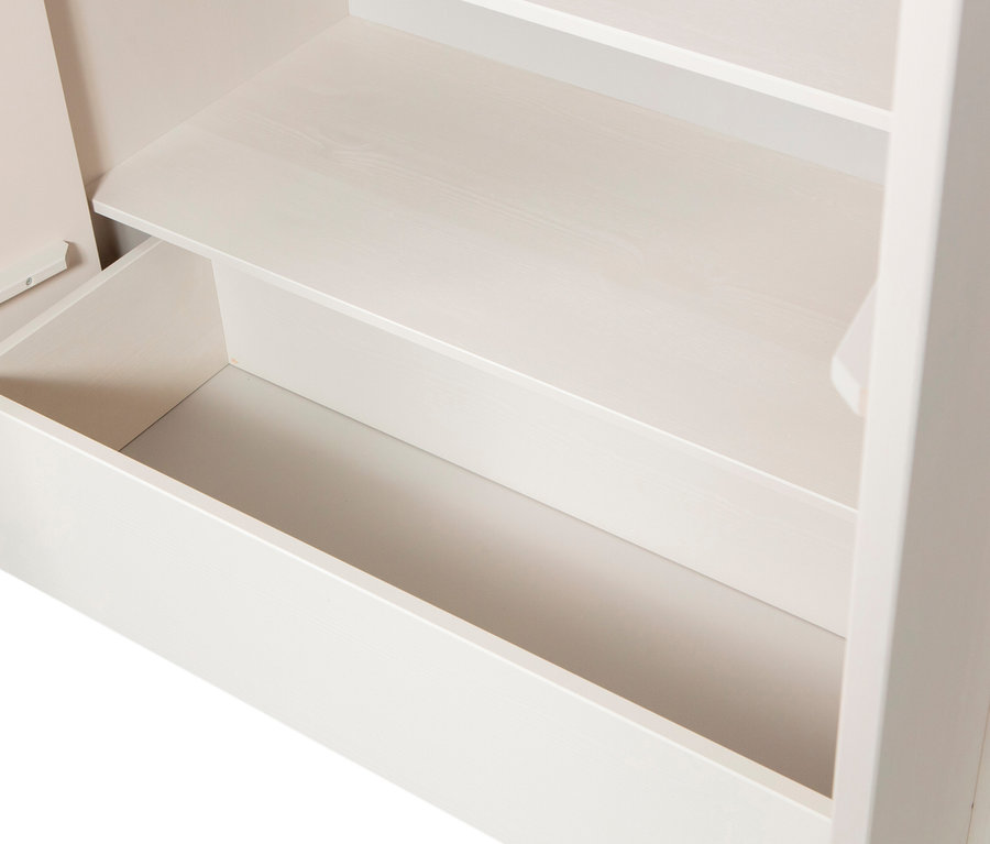 Detailaufnahme des Innenraums vom weißen Woood Lagerschrank »Basu« kiefer dust mit Regalen und Schublade.