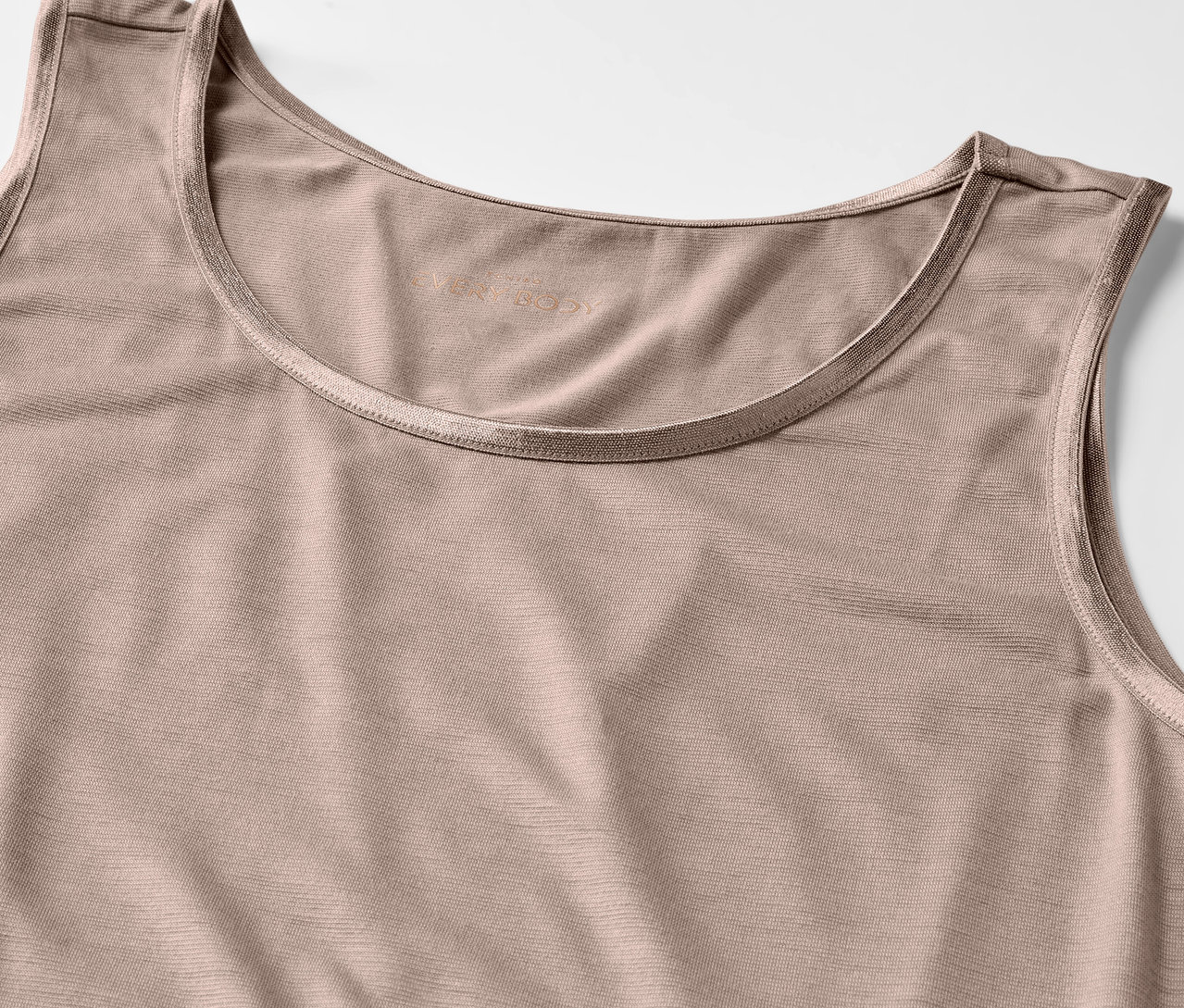 Detailaufnahme eines cremefarbenen Tanktops mit Rundhalsausschnitt.