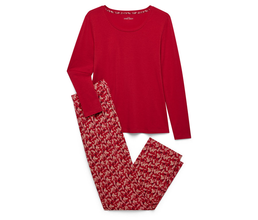 Roter Schlafanzug mit langen Ärmeln und geblümter Hose.