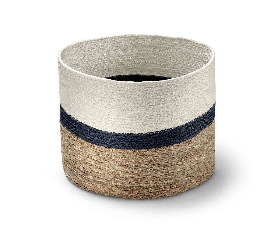 Nahaufnahme eines großen Aufbewahrungskorbs mit cremefarbenem Streifen oben, dunkelblauem Streifen in der Mitte und braunem Streifen unten.