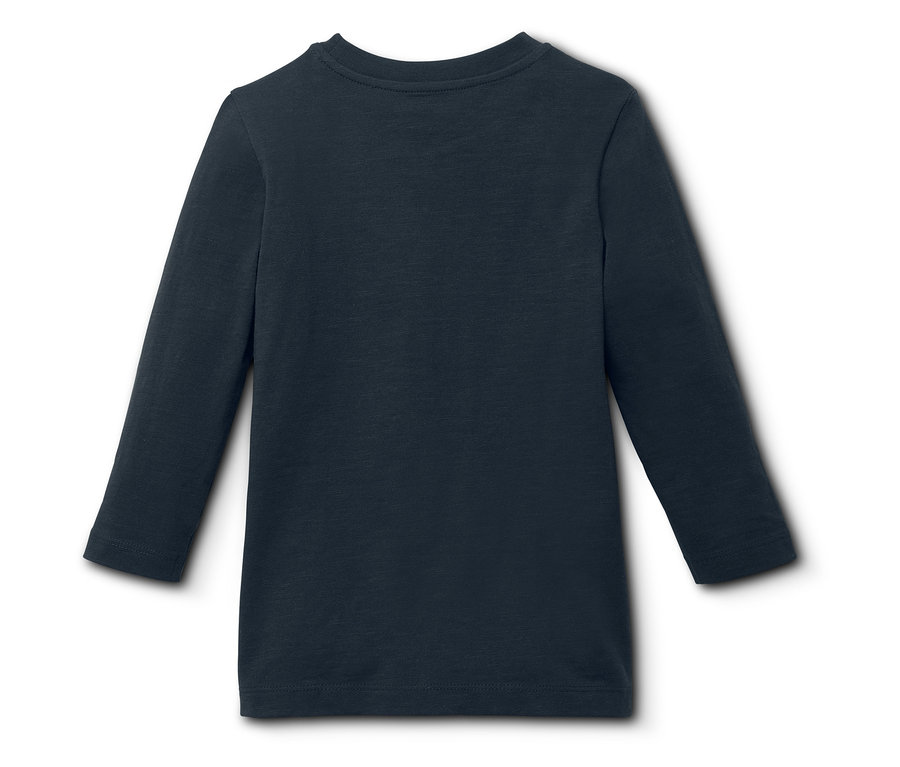 Ein marineblaues Langarmshirt liegt auf einem weißen Hintergrund.