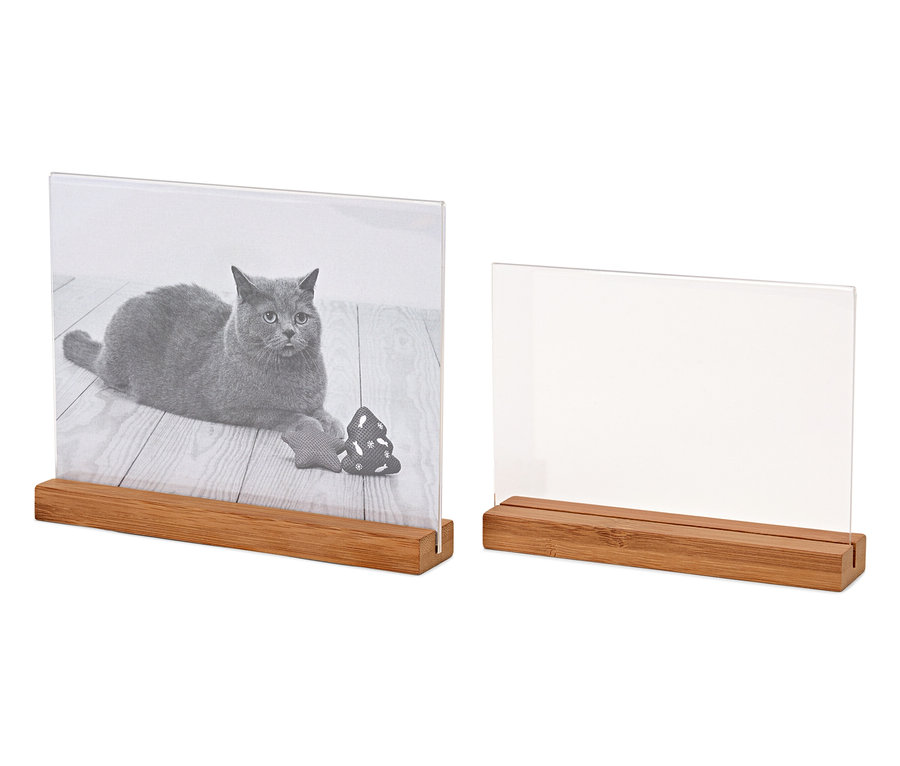 Zwei Bilderrahmen mit Holzsockeln, einer mit einem Foto einer grauen Katze.