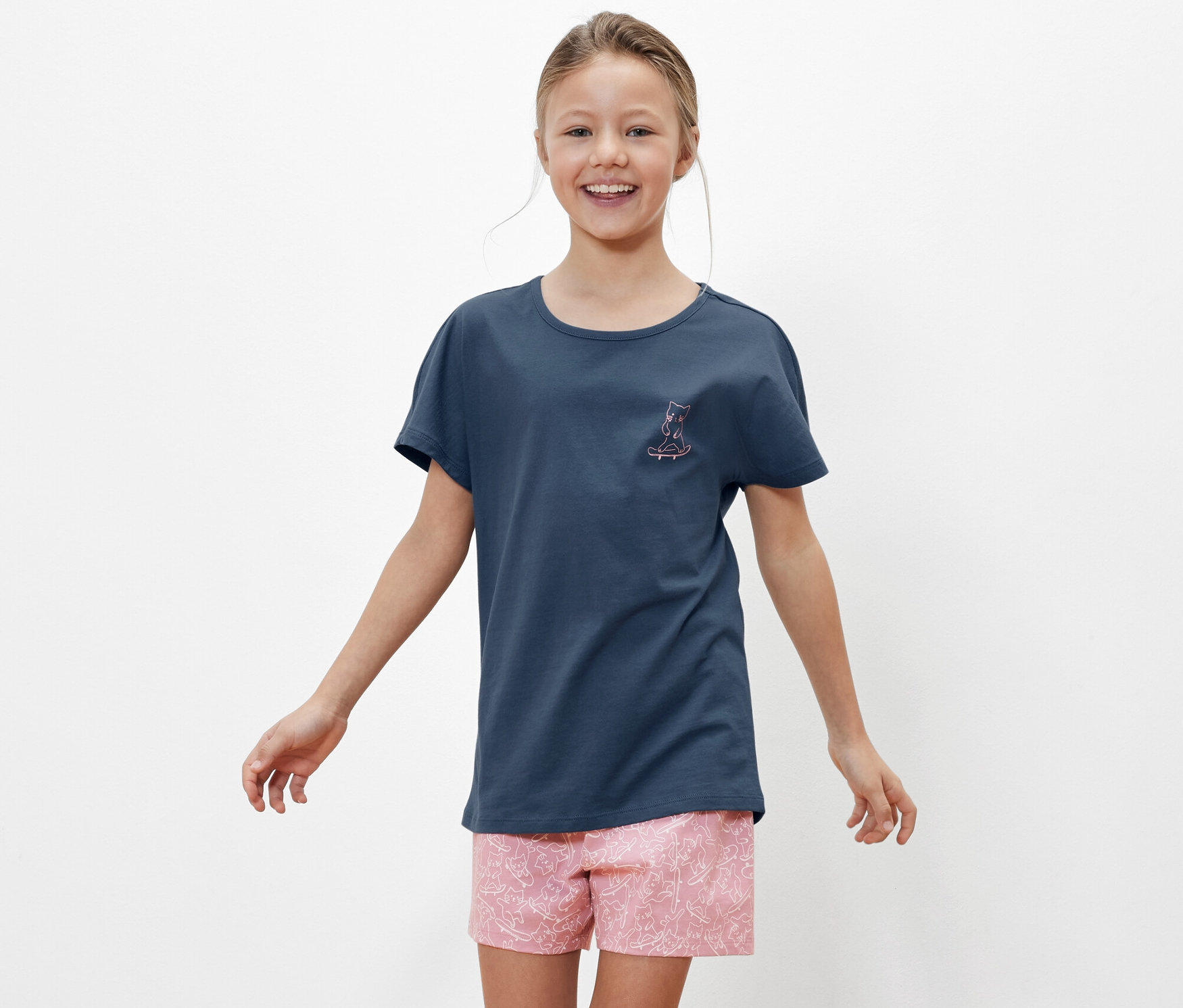 Mädchen trägt einen Kinder-Shorty-Pyjama.