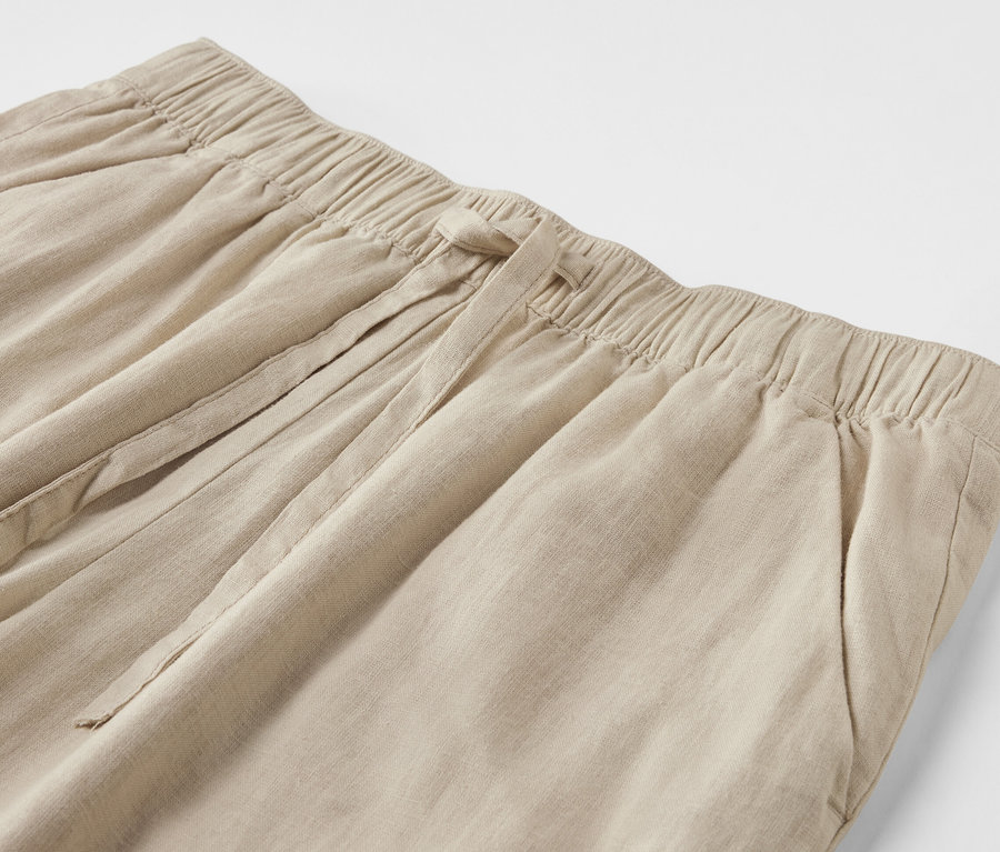 Detailaufnahme einer sandfarbenen Leinenhose.