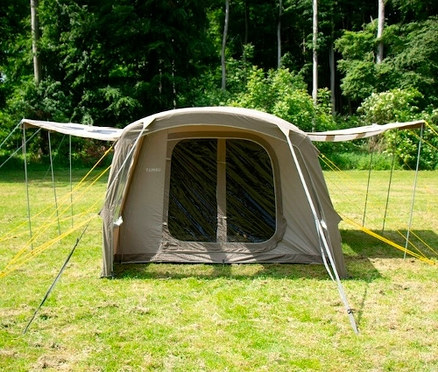 Ein braunes Zelt steht auf einer Wiese, im Hintergrund Bäume. Im Titel steht: Tambu 4-Personen-Familien-Luftzelt BISALA 4