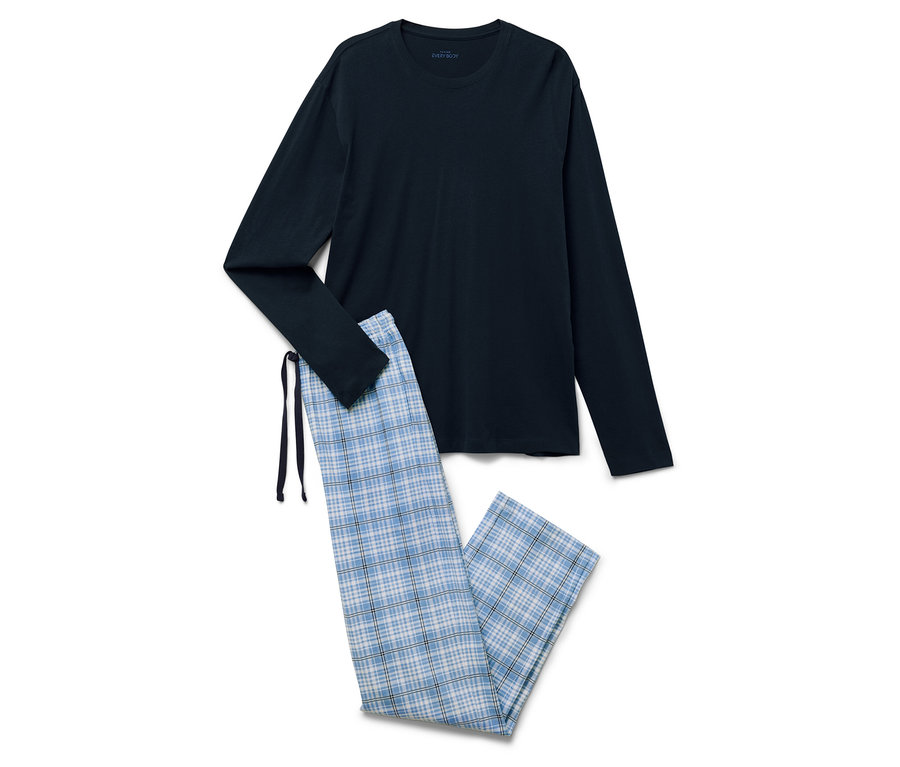 Ein dunkelblauer Schlafanzug mit langen Ärmeln und eine blau karierte Schlafanzughose liegen auf einem weißen Hintergrund.