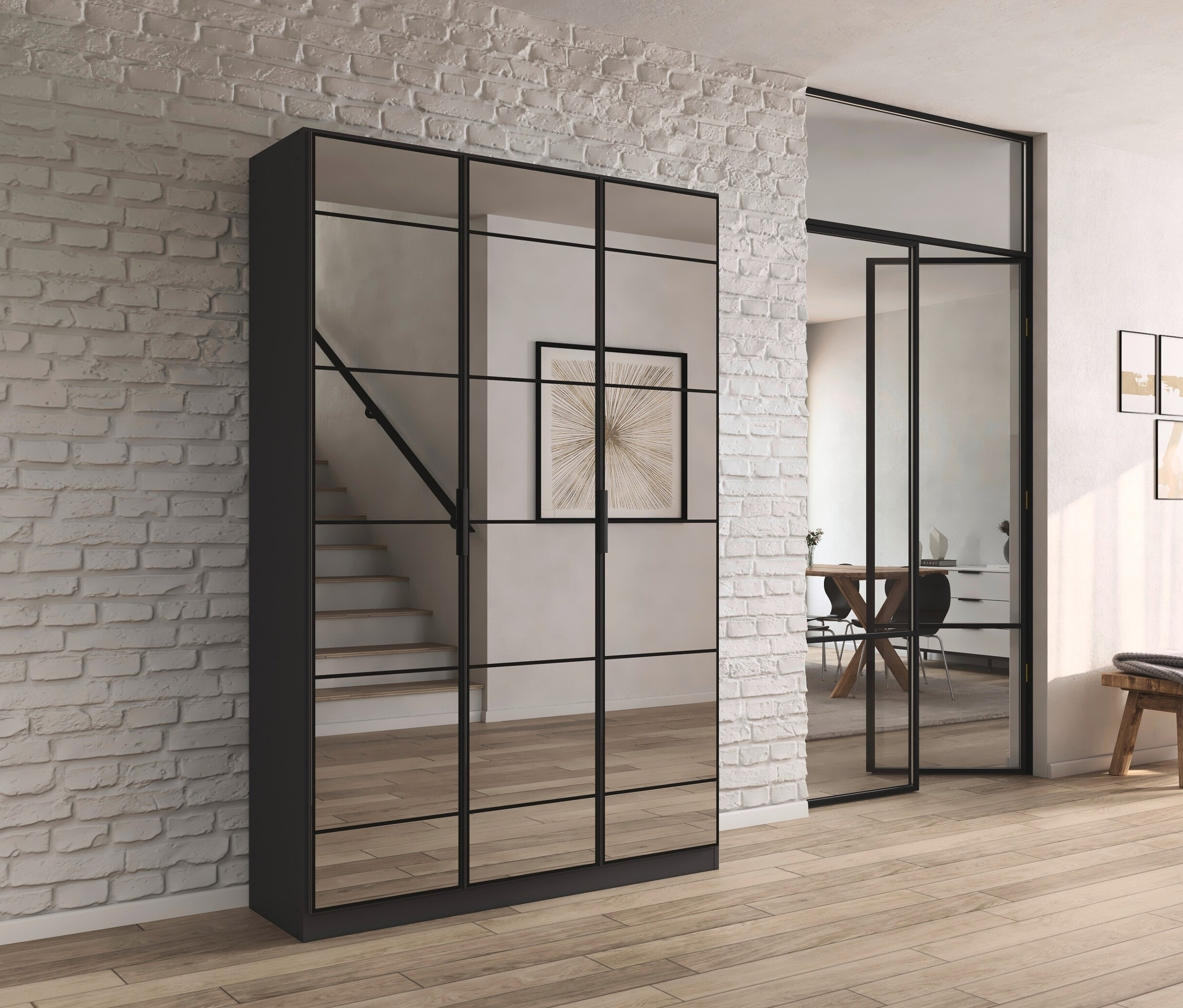 Ein grauer, metallischer, dreitüriger rauch Schrank »Acero« steht im Raum.