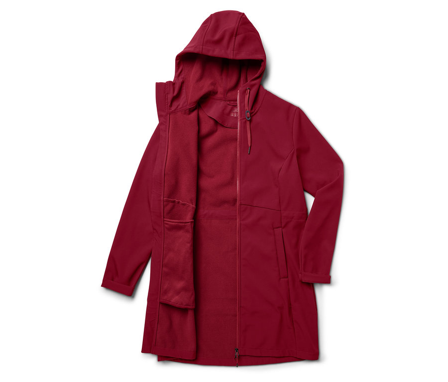 Roter Kapuzenmantel mit Reißverschluss.
