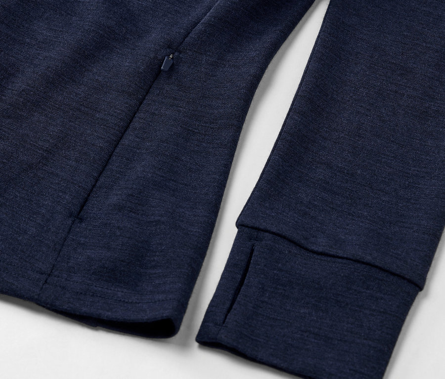 Detailaufnahme einer blauen Funktionsjacke mit RWS-zertifizierter Wolle.
