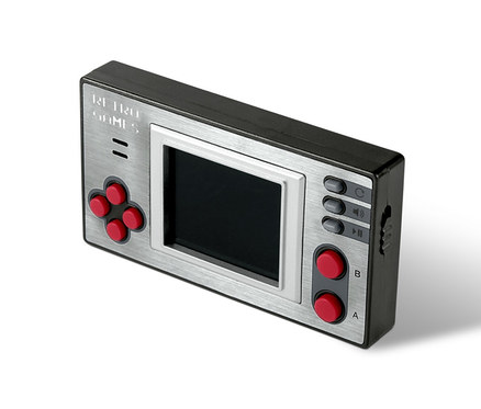 Nahaufnahme einer Retro-Mini-Spielekonsole auf weißem Hintergrund.
