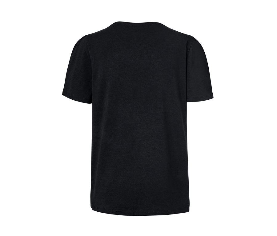 Detailaufnahme eines schwarzen T-Shirts mit gerafften Ärmeln.