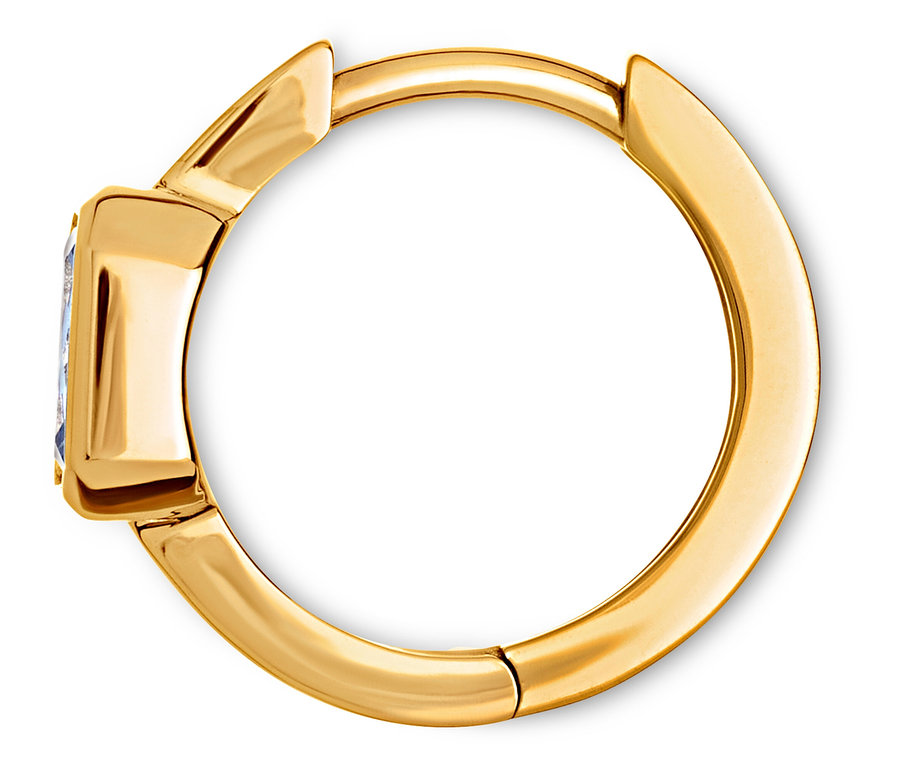 Detailaufnahme eines goldenen Creolen-Ohrrings.