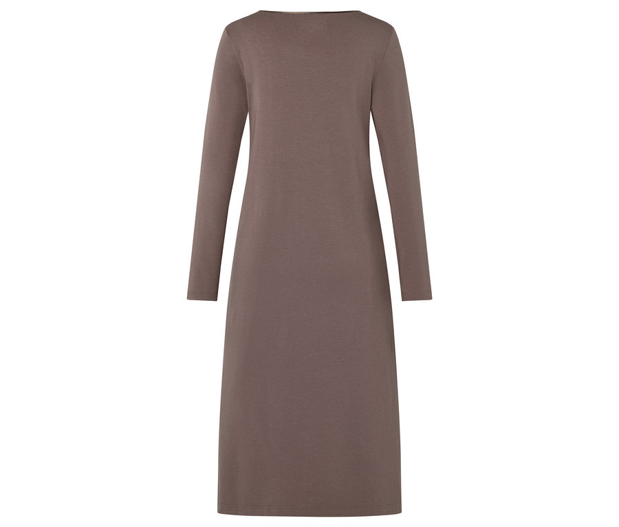 Ein braunes, langärmliges Kleid auf weißem Hintergrund.