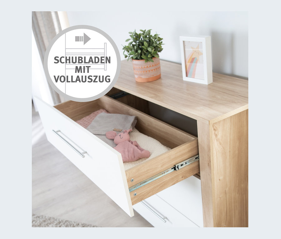 Offene Schublade der roba Wickelkommode »Malo« mit Kleidung und Spielzeug.