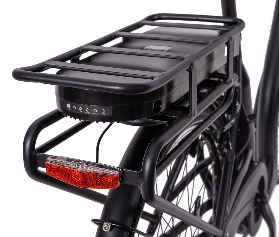 Detailansicht des Hinterradbereichs eines schwarzen HAWK E-City Comfort Fahrrads mit Gepäckträger und Batterie.