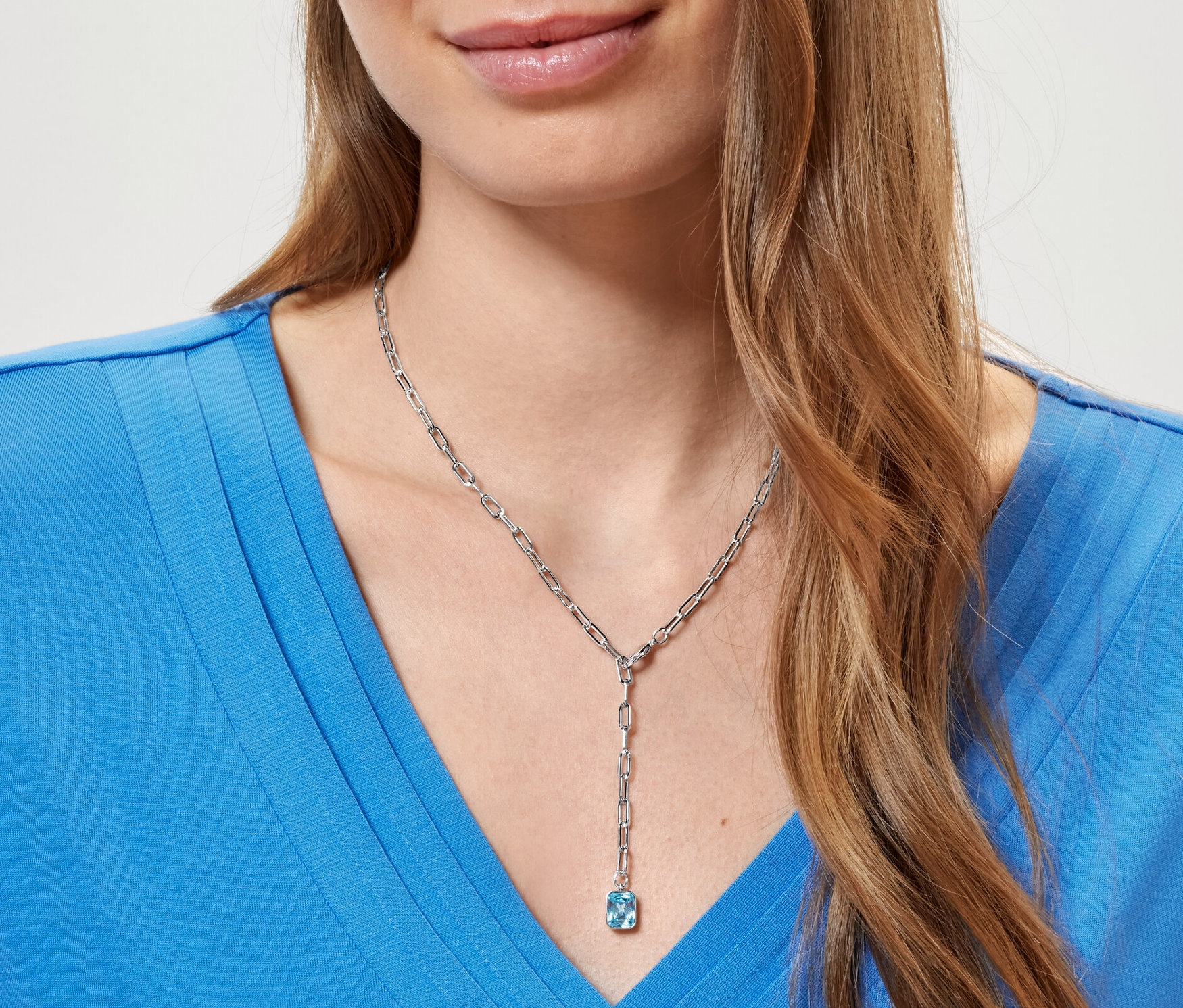 Frau trägt eine Paperlink-Kette mit Anhänger.