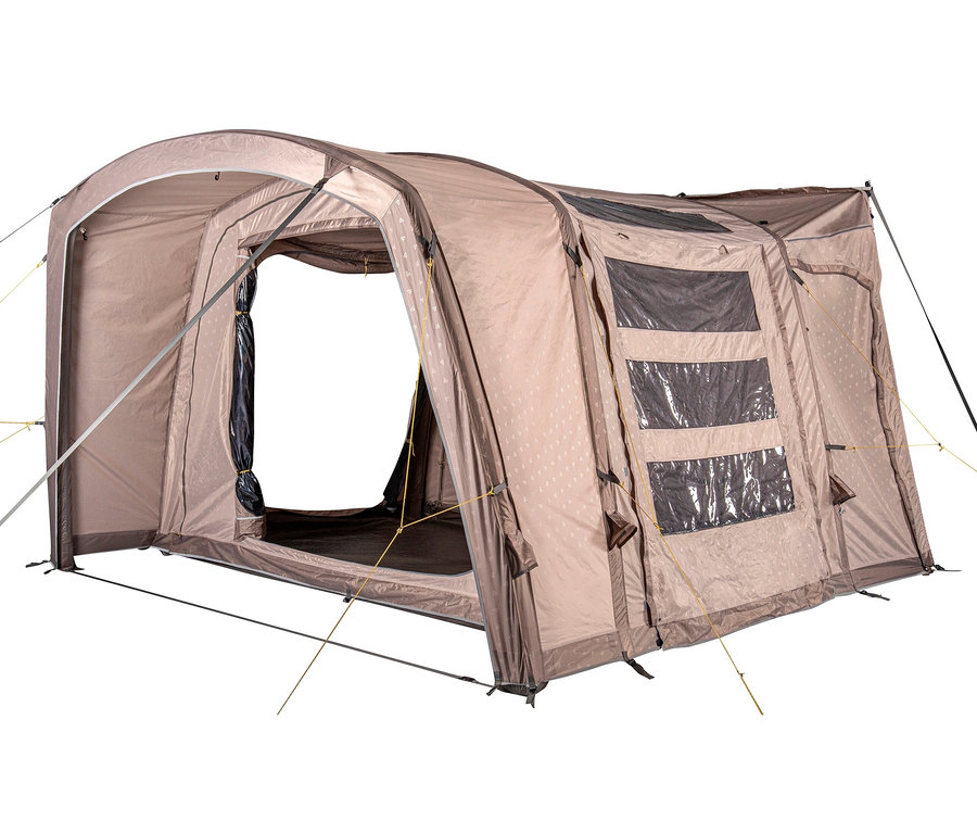 Aufgebautes Tambu Luft-Busvorzelt BISALA Van in Beige mit offenem Eingang und drei Fenstern.