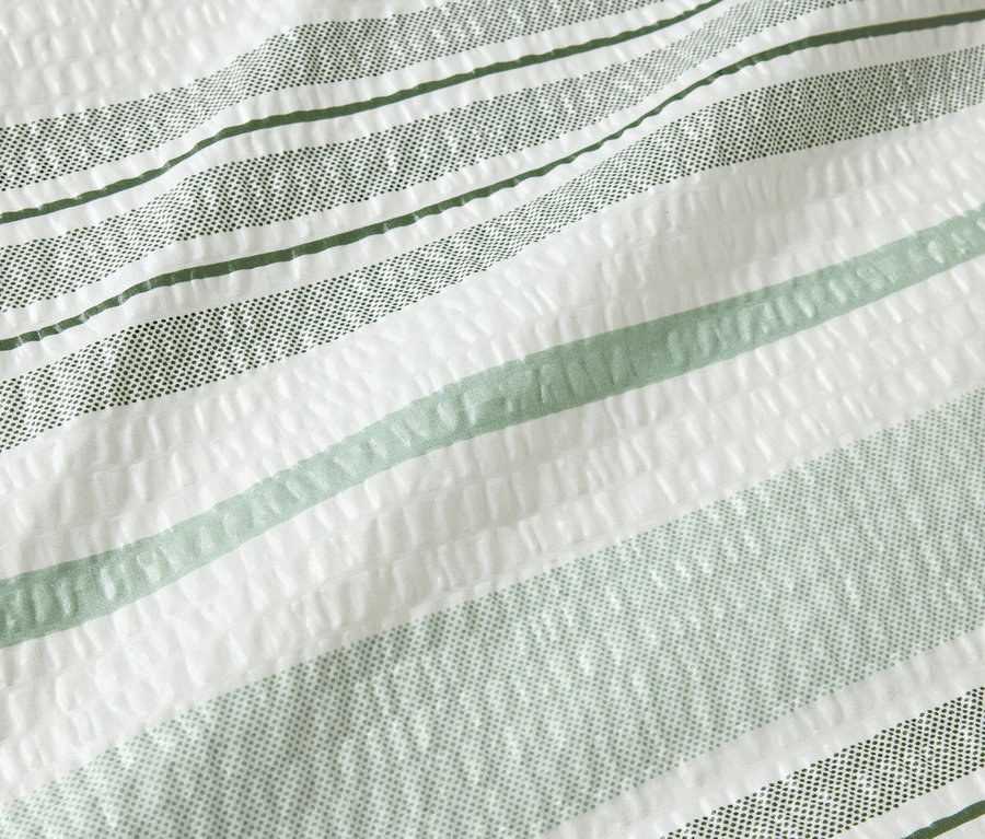 Detail der Seersucker-Microfaser-Bettwäsche in Normalgröße mit weißen und grünen Streifen.