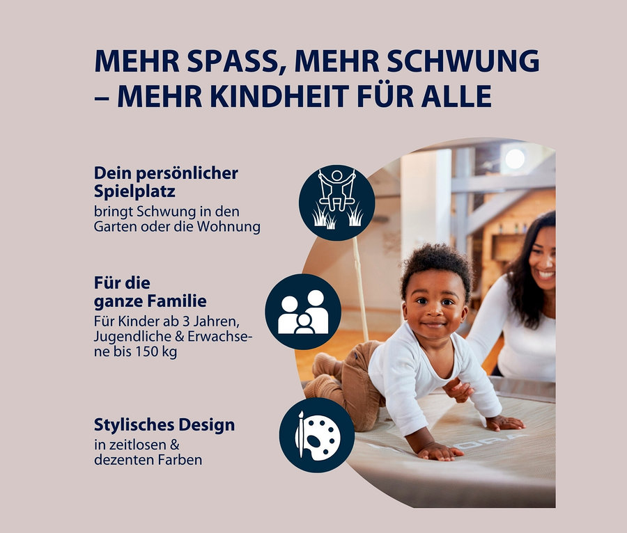 Kind krabbelt auf beiger HUDORA Nestschaukel »Lounge«, während eine Frau lächelt.